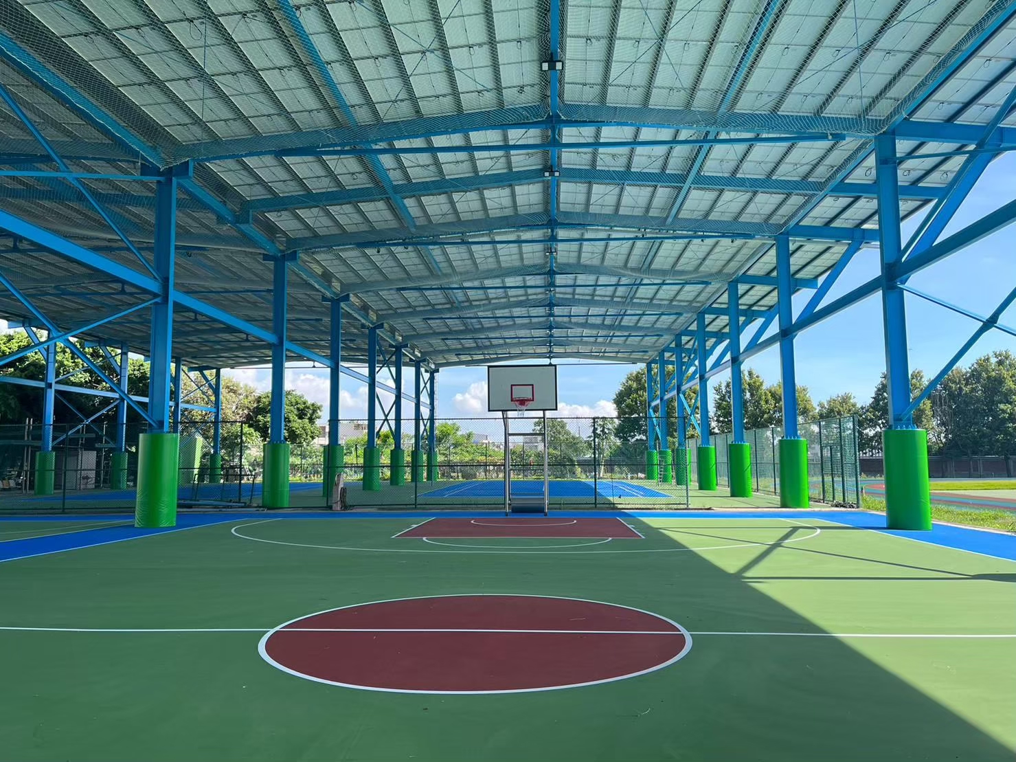(圖)The construction of a Solar Shade Superstructure Sports Field can effectively reduce the discomfort caused by high temperatures during exercise and raise the level of safety and quality of sports.
